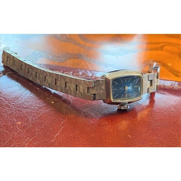 VTG Women's 16mm silver Tone Waltham Watch,. Hand Wound, Works Well - Picture 1 of 3